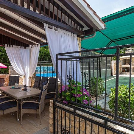 Apartment With A Private Swimming Pool, Garden & Bbq Gostinjac 外观 照片