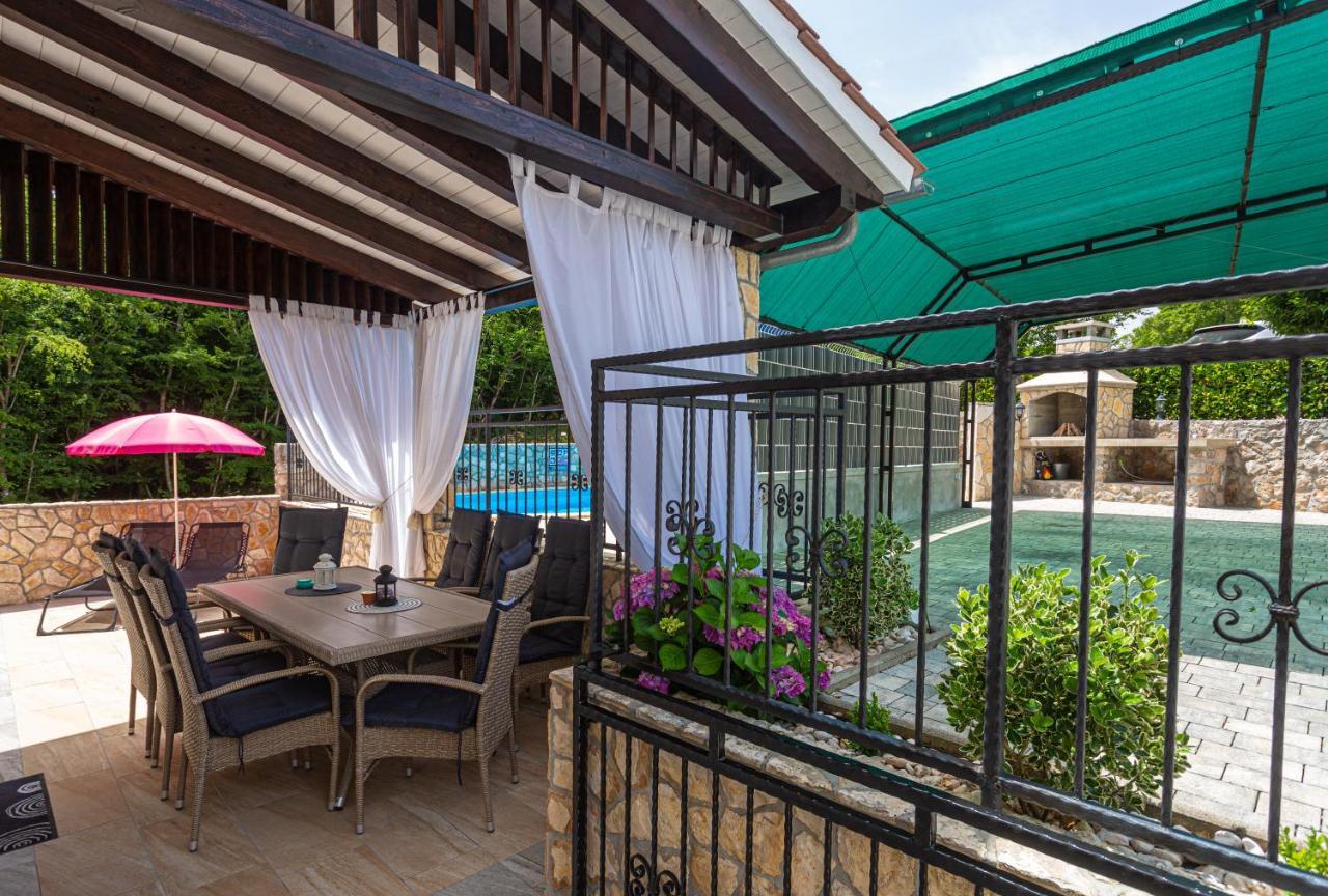 Apartment With A Private Swimming Pool, Garden & Bbq Gostinjac 外观 照片