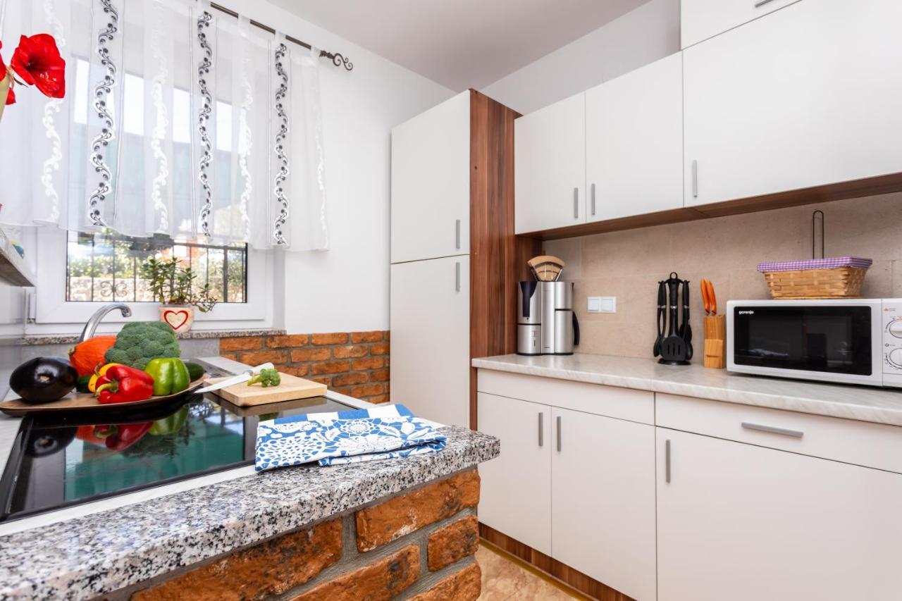 Apartment With A Private Swimming Pool, Garden & Bbq Gostinjac 外观 照片