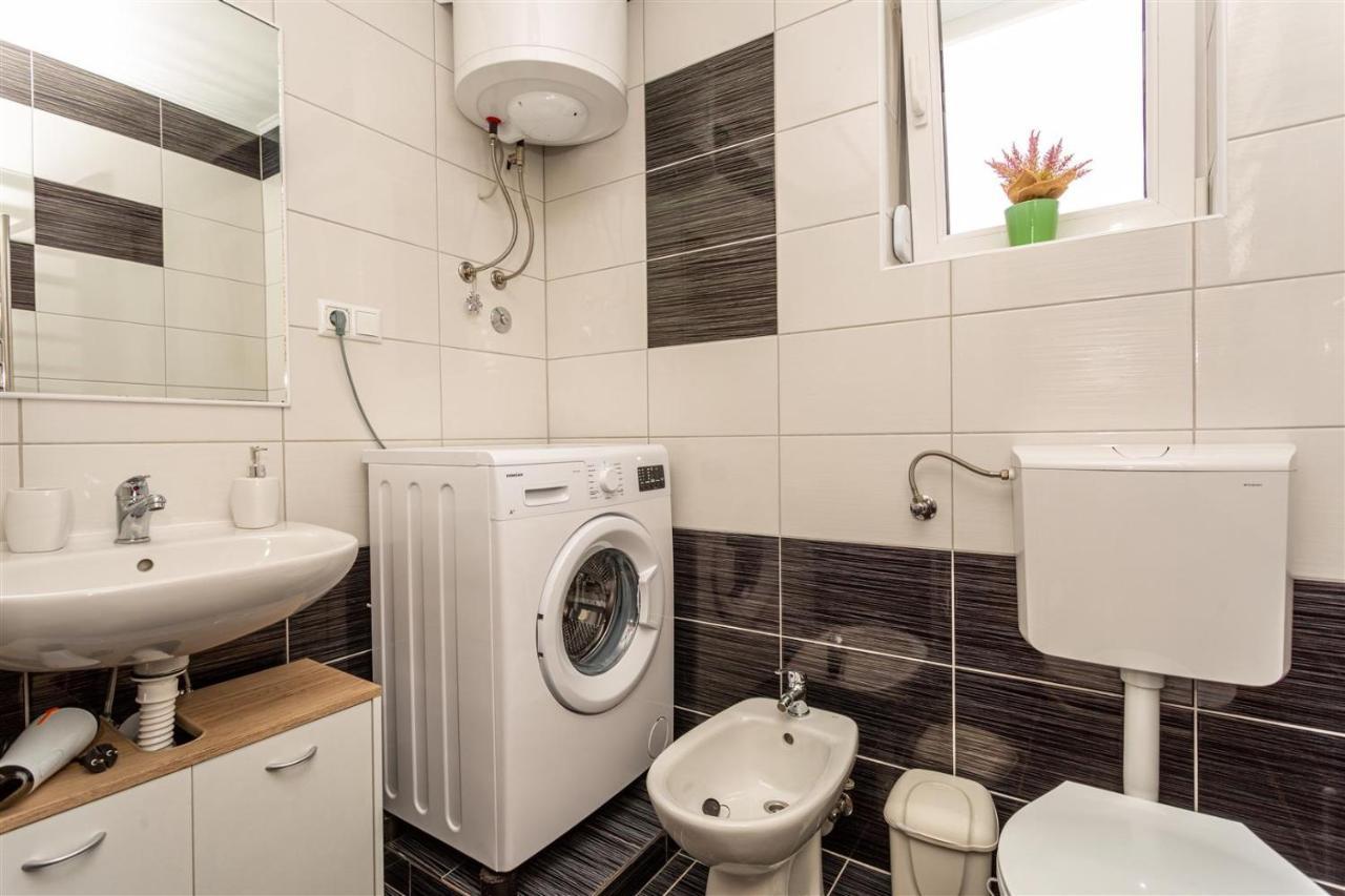 Apartment With A Private Swimming Pool, Garden & Bbq Gostinjac 外观 照片
