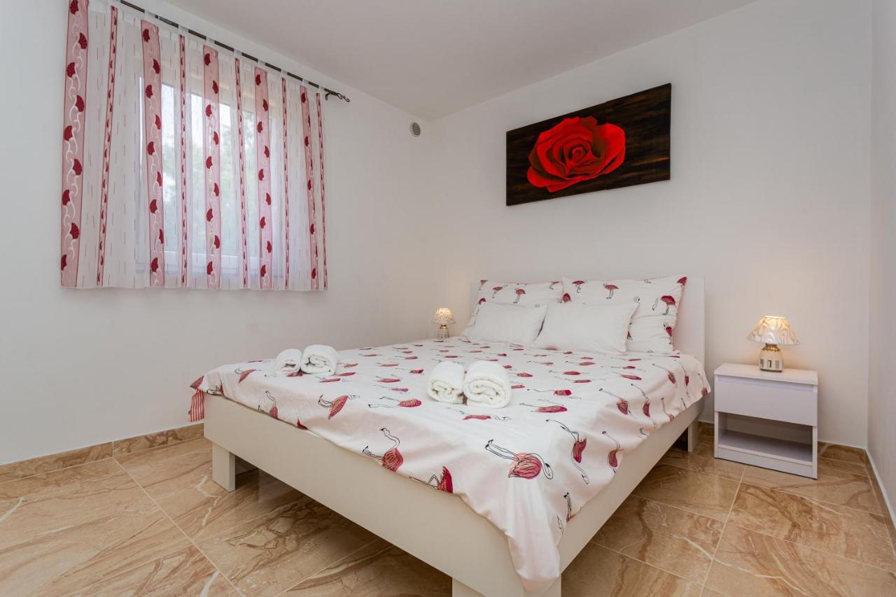 Apartment With A Private Swimming Pool, Garden & Bbq Gostinjac 外观 照片