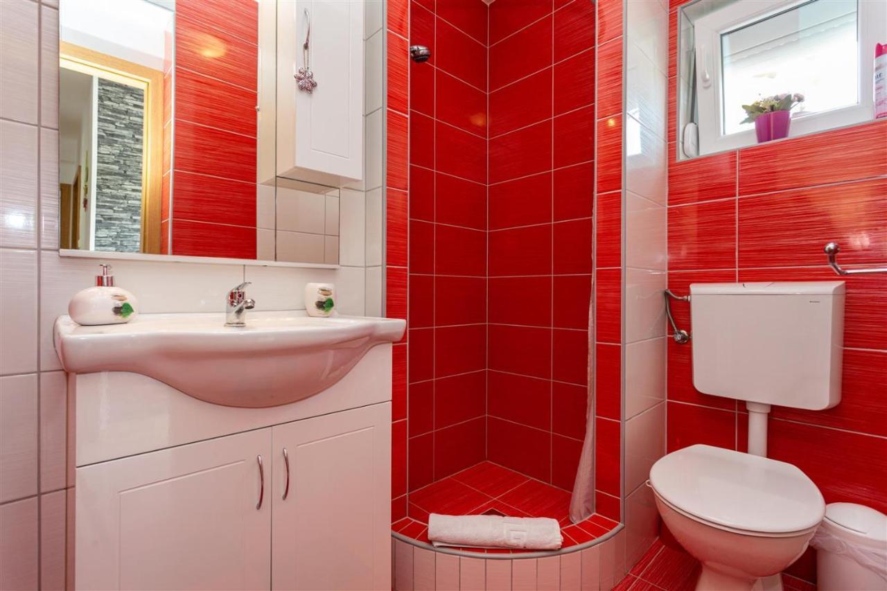 Apartment With A Private Swimming Pool, Garden & Bbq Gostinjac 外观 照片