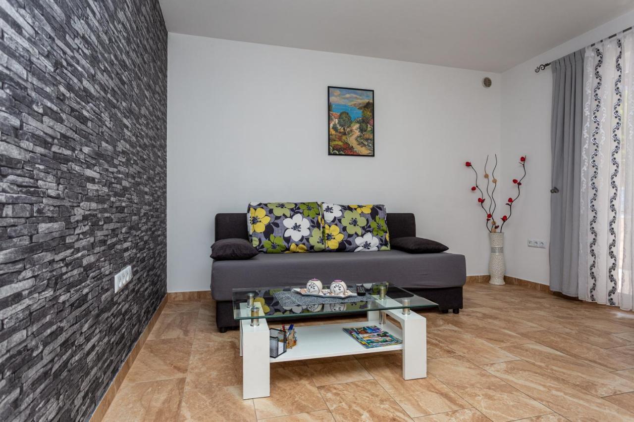 Apartment With A Private Swimming Pool, Garden & Bbq Gostinjac 外观 照片
